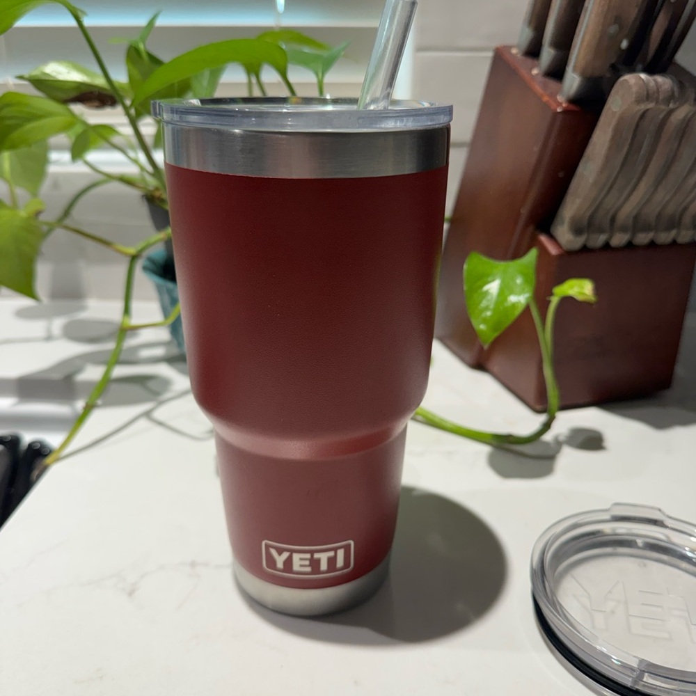 YETI Crimson Travel Mug 30 oz with 2Clear Lids, straw/sip